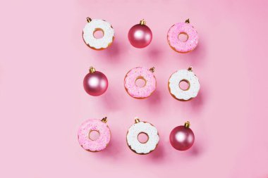 Noel süslemeleri topları, çörekler ve yıldızlarla dolu kağıt arka plan. Düz yatış, üst manzara. Noel kartı kavramı.