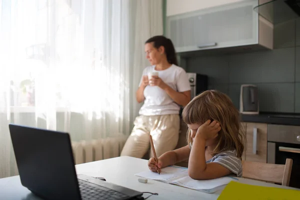 Madre Figlia Che Fanno Compiti Casa Famiglia Felice Trascorre Del — Foto Stock