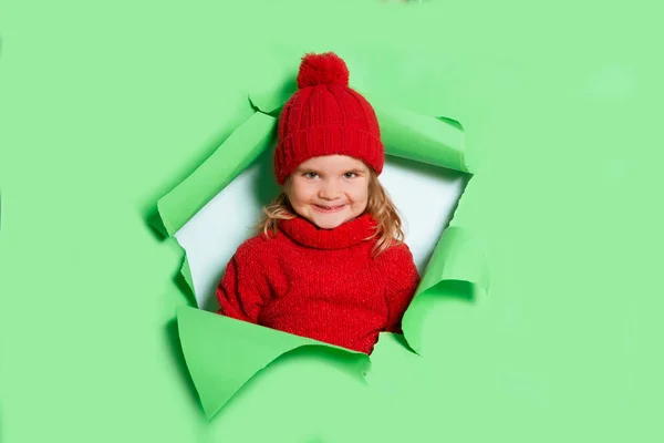 Gelukkig Lachend Kind Santa Rode Hoed Poseert Door Gescheurd Papieren — Stockfoto