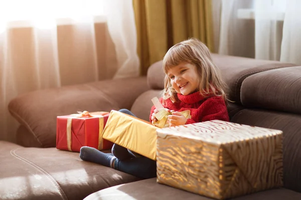 Linda Niña Suéter Rojo Con Cajas Regalo Navidad Casa —  Fotos de Stock