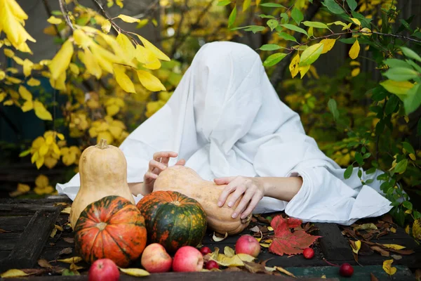 Šťastný Halloween Žena Kostýmu Ducha Dýněmi Zahradě — Stock fotografie