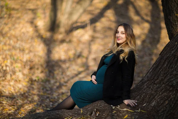 Zwangere Vrouw Loopt Herfst Natuur — Stockfoto