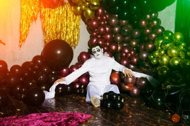 Cadılar Bayramı partisinde kostümlü bir adam..