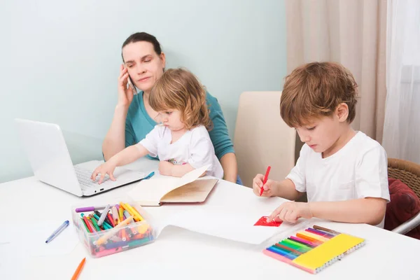 Ministero Degli Interni Lavorare Casa Mamma Con Due Figli Lavora — Foto Stock