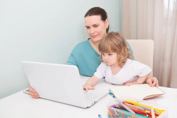 Donna Che Cerca Lavorare Mentre Babysitter Bambino Casa Spettacoli Laterali — Foto Stock