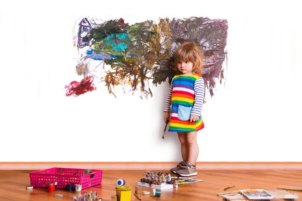 Χαριτωμένο Μικρό Παιδί Ζωγραφική Στον Τοίχο Στο Δωμάτιο — Φωτογραφία Αρχείου