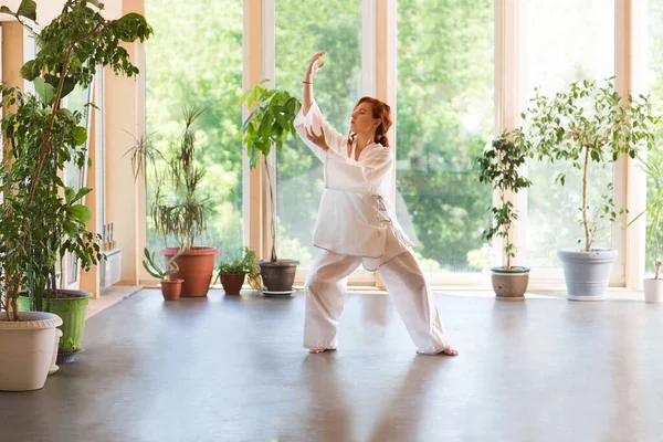 Genç kadın spor salonunda tai chi chuan yapıyor. Çin yönetimi becerisi Qi 'nin enerjisi.