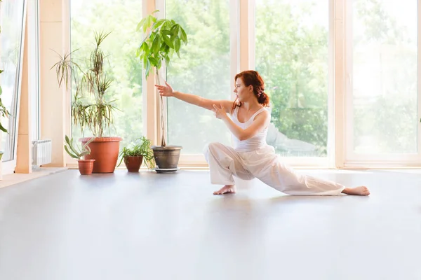 Jovem Mulher Praticando Tai Chi Chuan Ginásio Habilidade Gestão Chinesa — Fotografia de Stock