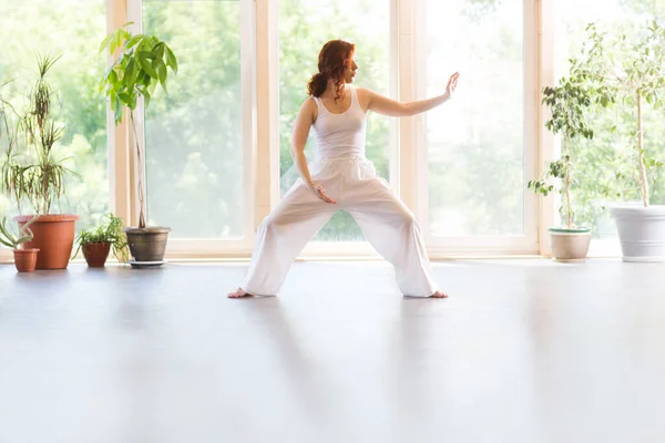 Genç kadın spor salonunda tai chi chuan yapıyor. Çin yönetimi becerisi Qi 'nin enerjisi.