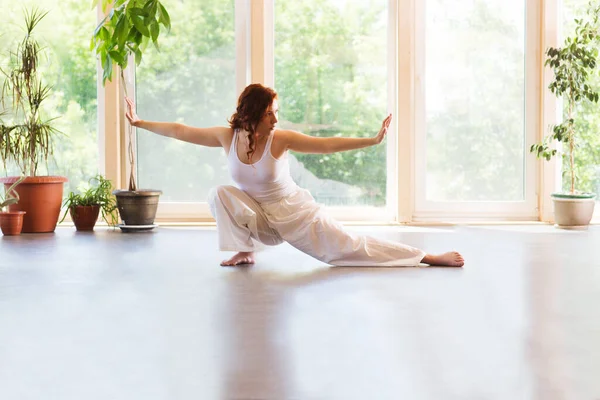 Junge Frau Praktiziert Tai Chi Chuan Der Turnhalle Chinesische Managementfähigkeiten — Stockfoto