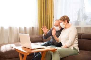 Son sınıflar, büyükanne ve büyükbabaları tıbbi maske takıyor ve torunlarıyla internet üzerinden iletişim kuruyor. Karantinaya alındı. Evde dikiliyorum. Chelter yerinde..