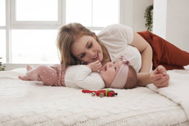 Mutlu anne yeni doğmuş kızıyla oynuyor ve evde dinleniyor. Ebeveynlik kavramı