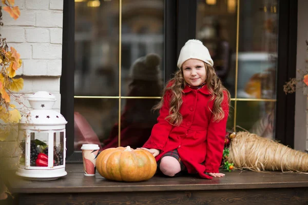 Šťastná Holčička Červeném Plášti Verandě Podzimní Výzdobou Podzimním Dni Hygge — Stock fotografie