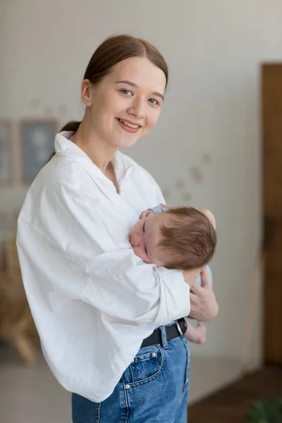 Glücklich Lächelnde Junge Mutter Die Mit Ihrem Neugeborenen Schlafzimmer Spielt — Stockfoto