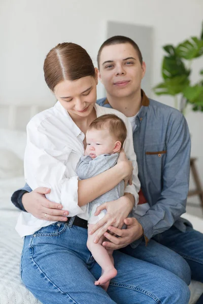 Padres Jóvenes Sosteniendo Hija Recién Nacida Casa — Foto de Stock