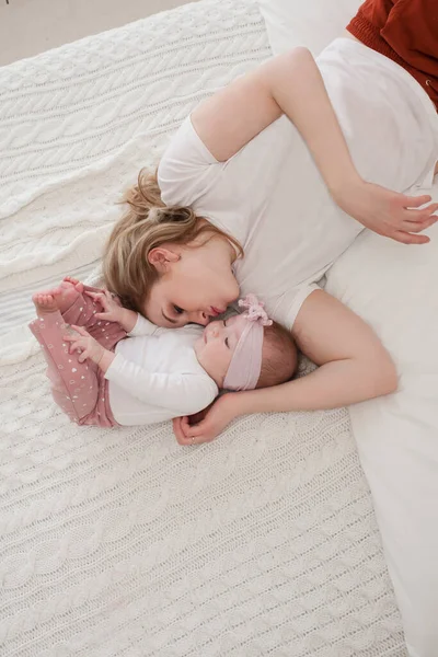 Mamá Feliz Jugando Con Hija Recién Nacida Relajándose Casa Concepto — Foto de Stock