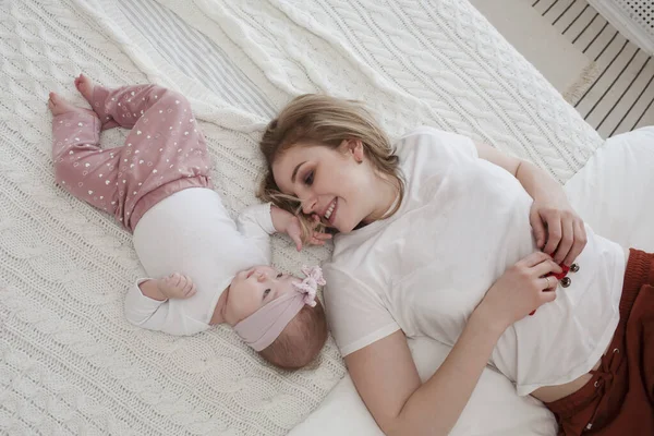 Mutlu Anne Yeni Doğmuş Kızıyla Oynuyor Evde Dinleniyor Ebeveynlik Kavramı — Stok fotoğraf