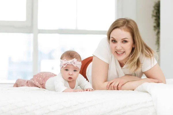 Retrato Família Amigável Mãe Bebê Menina — Fotografia de Stock