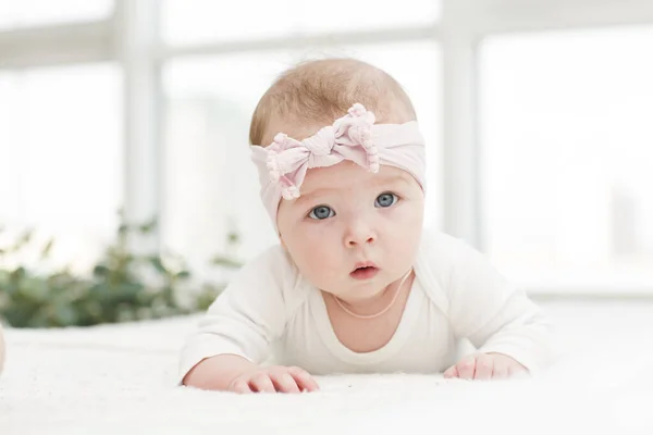 Linda Niña Mirando Cámara Dormitorio Mañana Familiar Casa — Foto de Stock