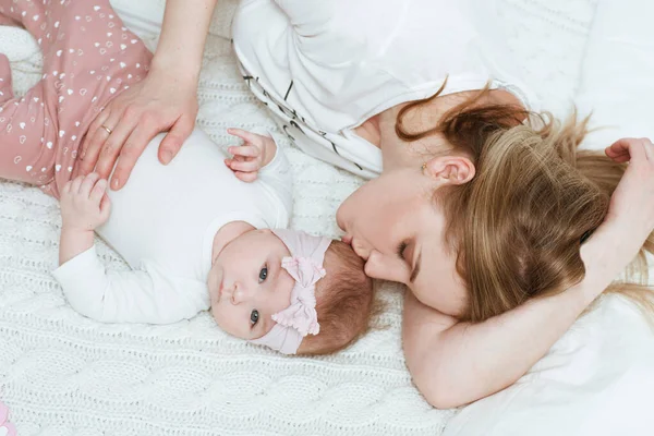 Retrato Família Amigável Mãe Bebê Menina — Fotografia de Stock