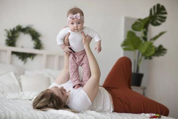 Retrato Família Amigável Mãe Bebê Menina — Fotografia de Stock