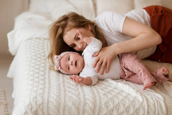 Retrato Família Amigável Mãe Bebê Menina — Fotografia de Stock