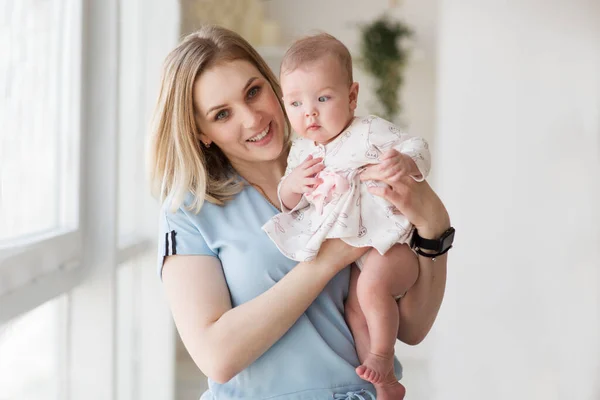 Portrait Friendly Family Mother Baby Girl — Stock Photo, Image