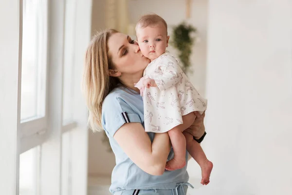 Retrato Família Amigável Mãe Bebê Menina — Fotografia de Stock