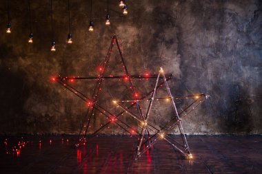 Duvarında lambalar olan dekoratif yıldızlar. Modern grungy iç mimarisi