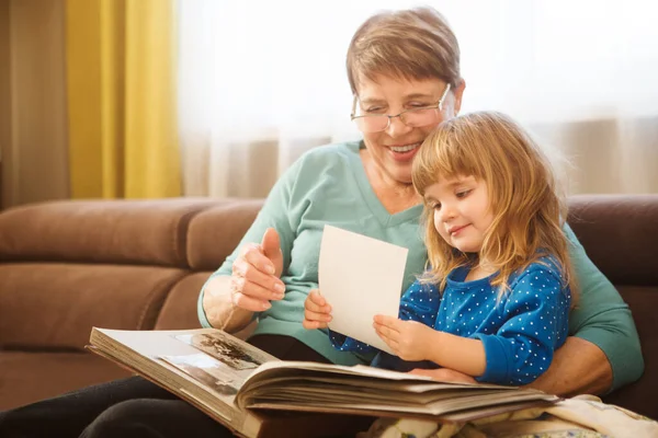 Grandmother Reading Tale Her Baby Granddaughter Family Reading Leisure Quality — Stock Photo, Image