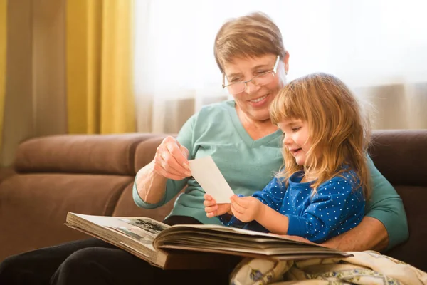 Grandmother Reading Tale Her Baby Granddaughter Family Reading Leisure Quality — Stock Photo, Image