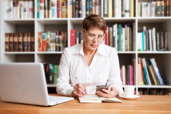 Счастливая Пожилая Женщина Очках Белой Рубашке Ноутбуком — стоковое фото