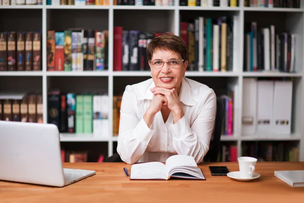 Porträt Einer Älteren Geschäftsfrau Mit Brille Weißen Hemd Die Mit — Stockfoto