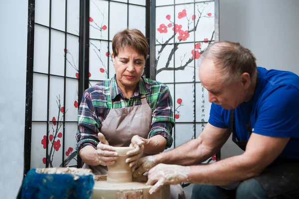 Coppia Anziana Abiti Casual Grembiuli Ceramica Laboratorio Pittura Ceramica Hobby — Foto Stock