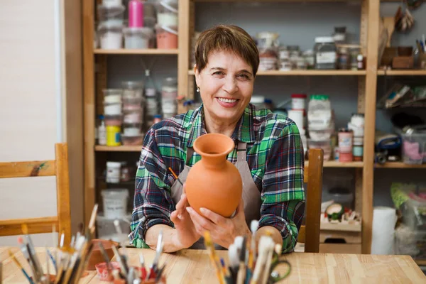 Donna Anziana Abiti Casual Grembiuli Ceramica Laboratorio Pittura Ceramica Hobby — Foto Stock
