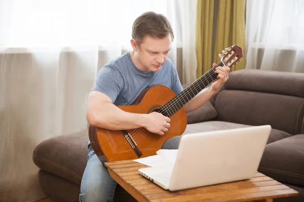Hombre Tocando Guitarra Acústica Viendo Lecciones Línea Ordenador Portátil Mientras — Foto de Stock