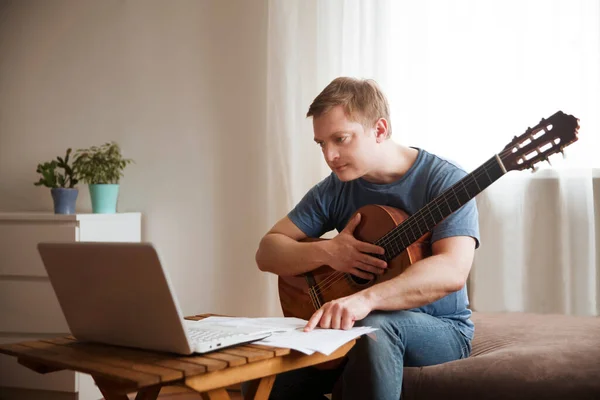 Hombre Tocando Guitarra Acústica Viendo Lecciones Línea Ordenador Portátil Mientras — Foto de Stock