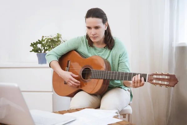 Mujer Tocando Guitarra Acústica Viendo Lecciones Línea Portátil Mientras Practica — Foto de Stock