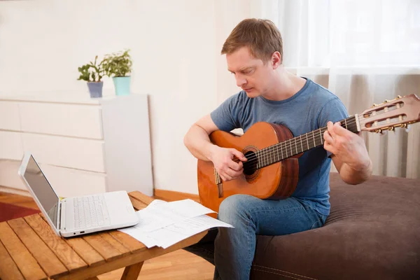 Hombre Tocando Guitarra Acústica Viendo Lecciones Línea Ordenador Portátil Mientras — Foto de Stock