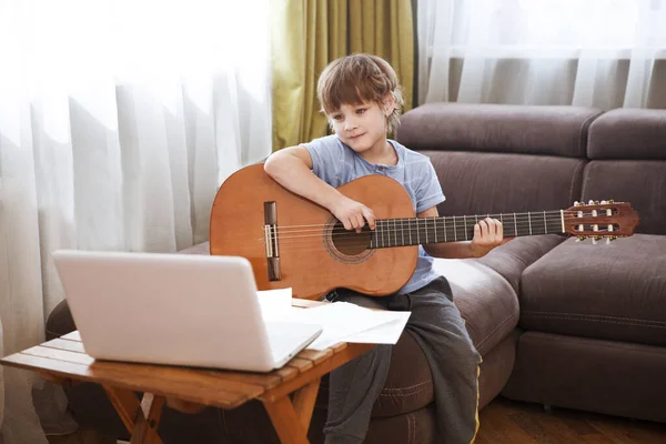 Chłopiec Gra Gitarze Ogląda Lekcje Online Laptopie Podczas Treningu Domu — Zdjęcie stockowe