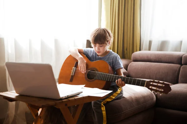 Niño Tocando Guitarra Viendo Lecciones Línea Ordenador Portátil Mientras Practica — Foto de Stock
