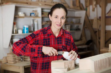 Marangoz kadın marangozluk atölyesinde işini yapıyor..