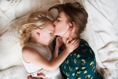 Mutlu bir aile annesi ve kızı. Çocuk kızı. Oynuyor, sarılıyor ve evde vakit geçiriyor..