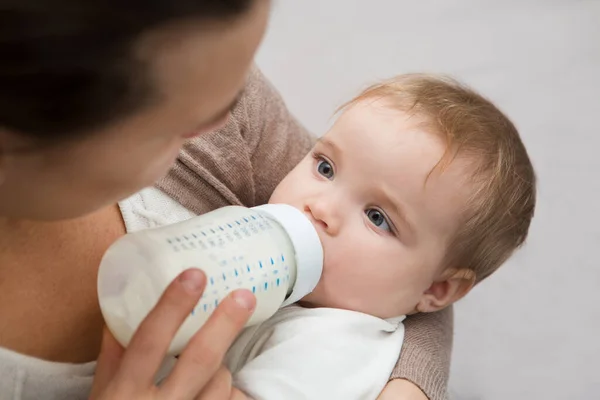 Adorable Bebé Con Biberón Bebé Leche Comer Biberón — Foto de Stock