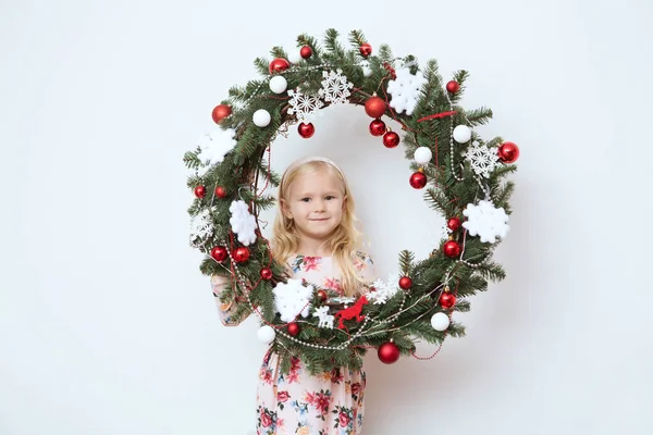Noel Çelengiyle Kameraya Bakan Mutlu Küçük Bir Kızın Portresi Noel — Stok fotoğraf