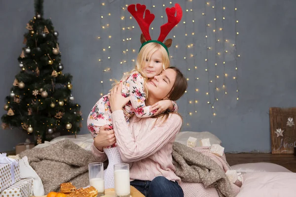 Mutlu Anne Kız Noel Tatilinde Süt Içip Gofret Yiyorlar Noel — Stok fotoğraf