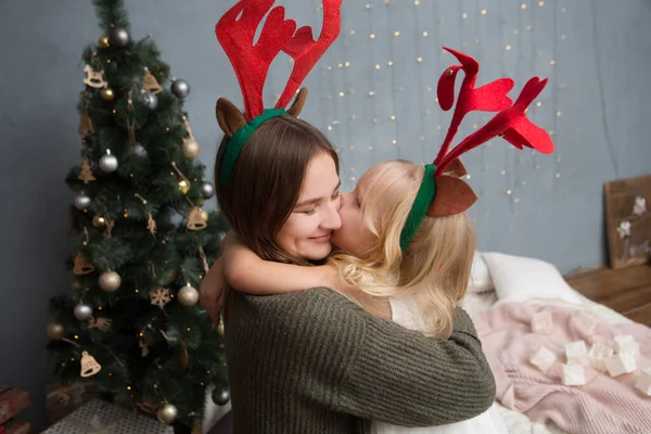 Mutlu Anne Kız Kucaklaşmaları Noel Evde Kutlamaları Noel Zamanı Mutlu — Stok fotoğraf