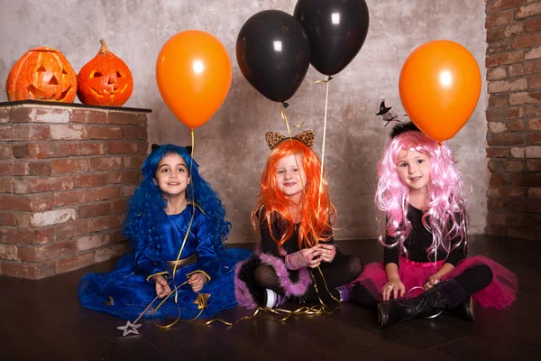 Halloween Dívky Kostýmy Čarodějnic Při Pohledu Kameru Balónky Dovolenou — Stock fotografie