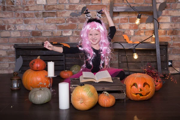 Veselá Malá Čarodějnice Halloweenu — Stock fotografie