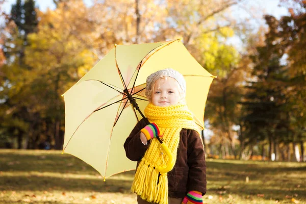 Sonbahar Parkında Sarı Şemsiyeli Sevimli Mutlu Kız — Stok fotoğraf